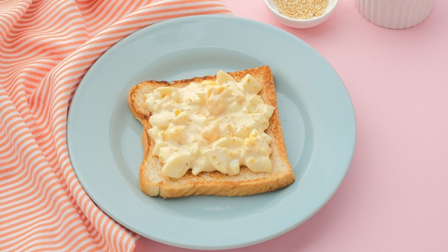 egg salad on slice of toast