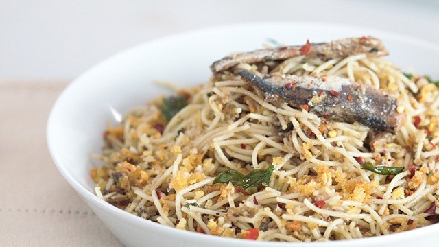 garlic pasta recipe with spanish sardines and crunchy breadcrumbs