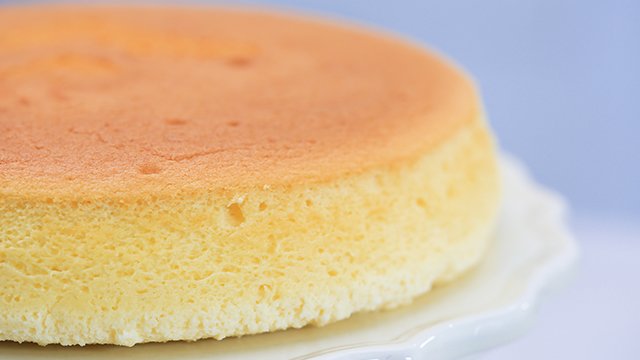 whole fluffy japanese cheesecake on a cake stand