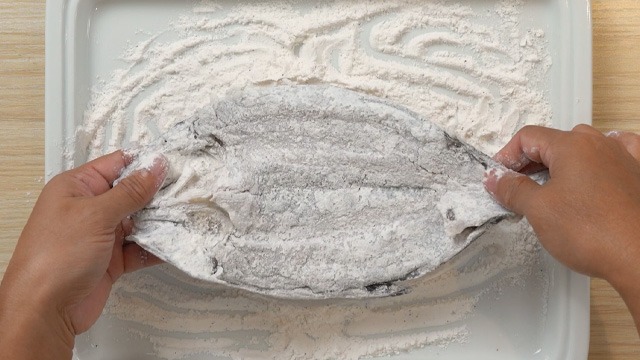 dredge or coat the fish in flour cooking procedure