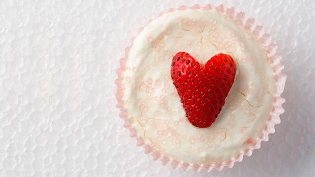heart strawberry on no bake mini cheesecake 
